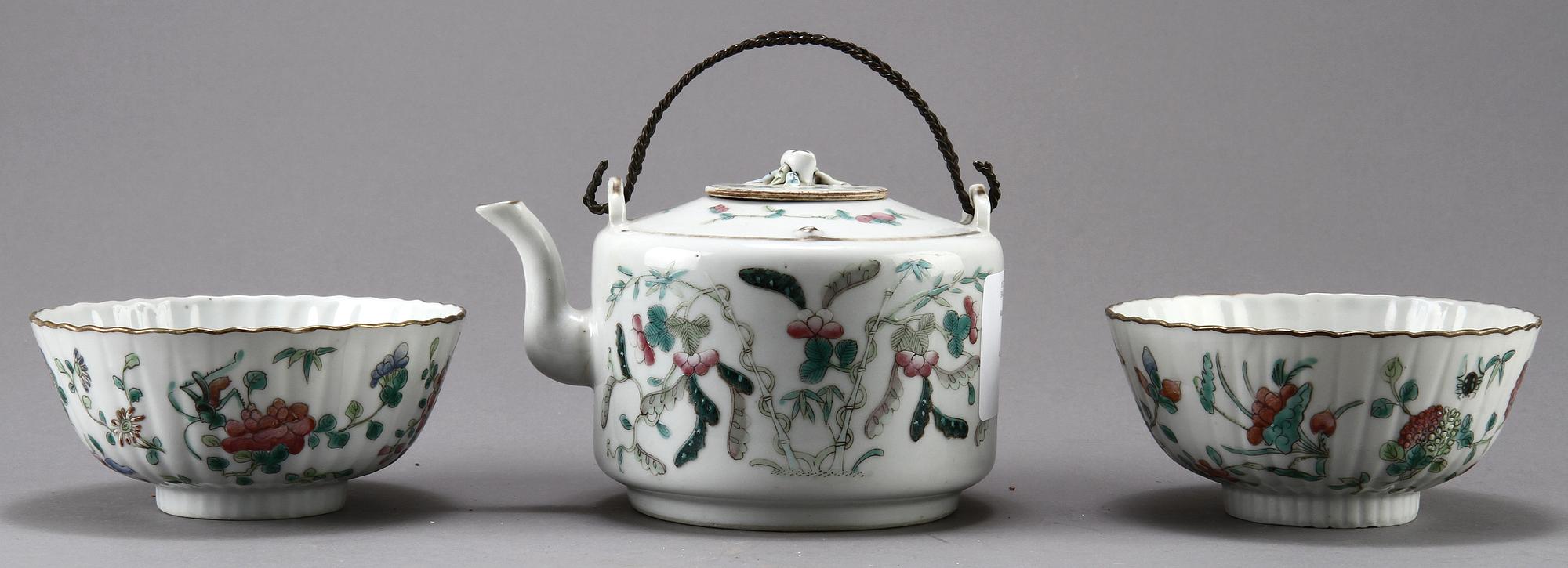 TEKANNA samt SKÅLAR, ett par, porslin, Kina, 1800-tal.