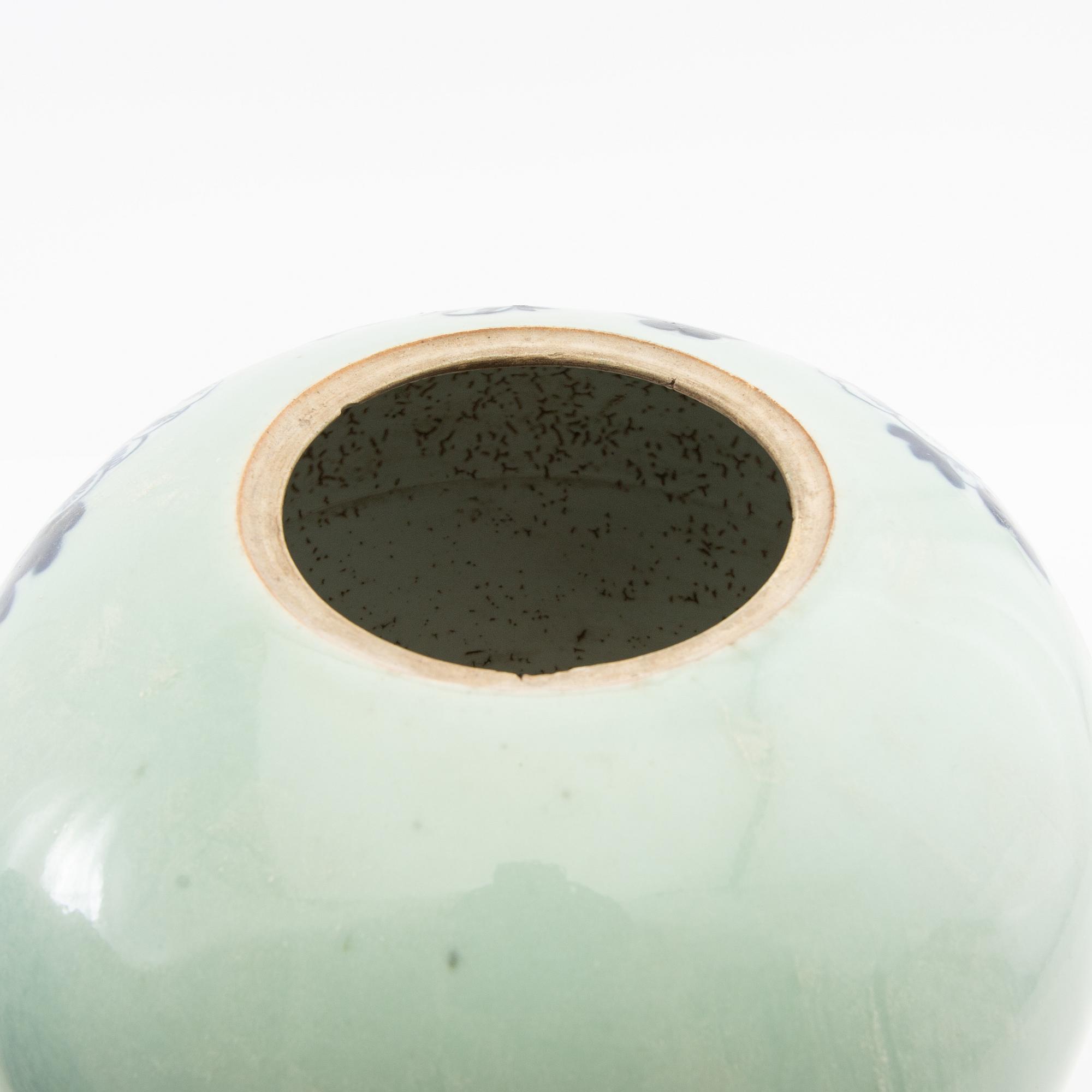 A set of two Chinese blue and white porcelain jars 19th/20th century.