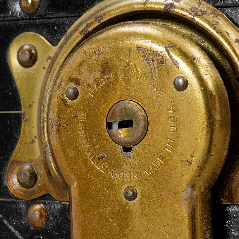 A trunk, first half of the 20th century.
