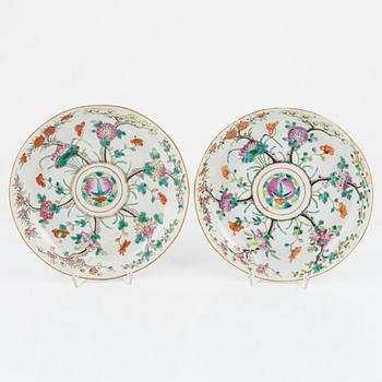 A pair of famille rose dishes, Qing dynasty, circa 1900.