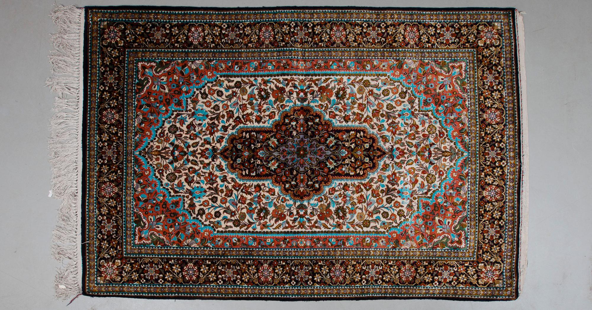 MATTA, Ghom, delvis silke, 164 x 110 c.