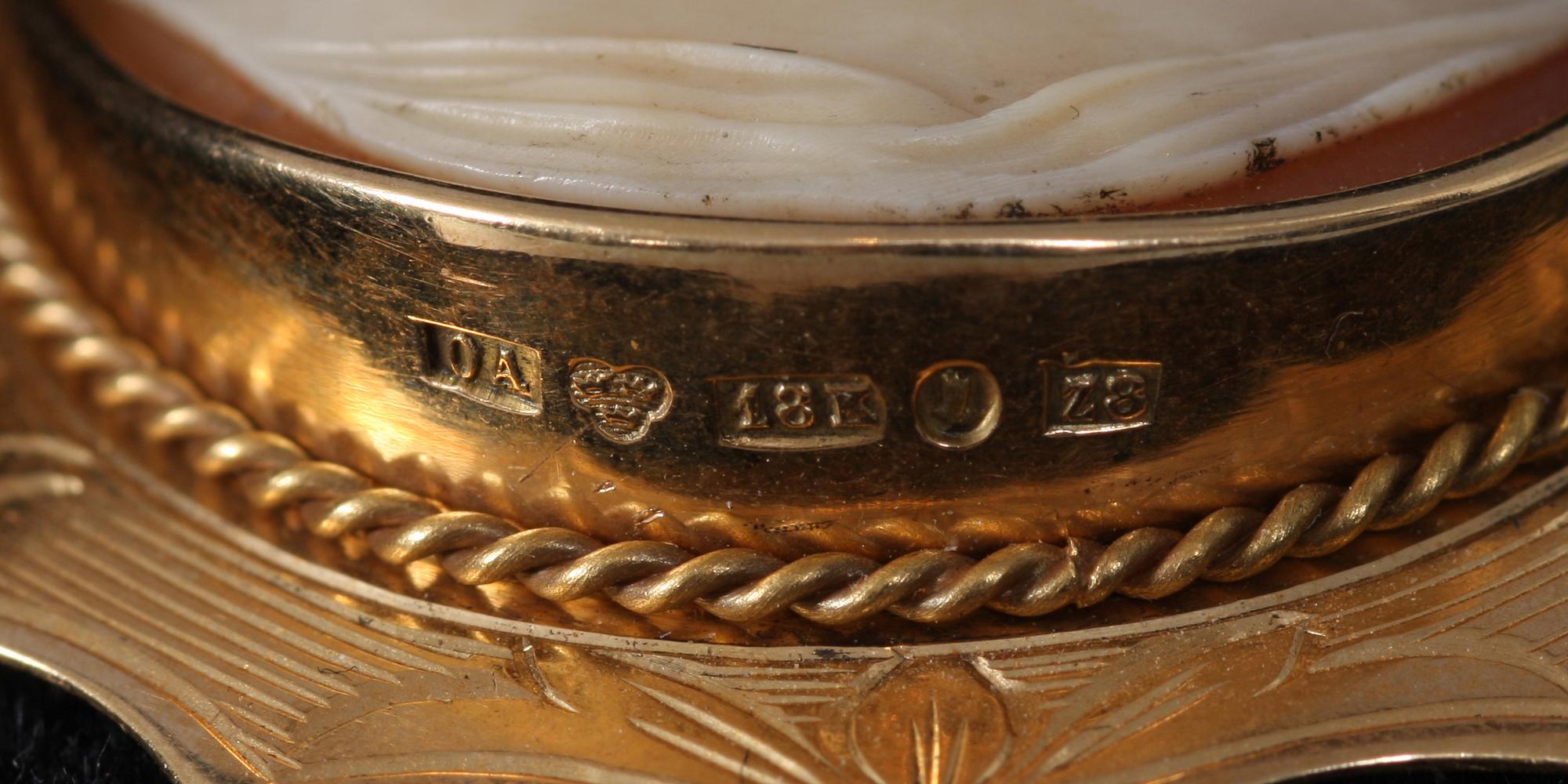 HÄNGE/BROCSH, 18K guld samt camé, 1950, Stockholm. Tot vikt 12 gram.