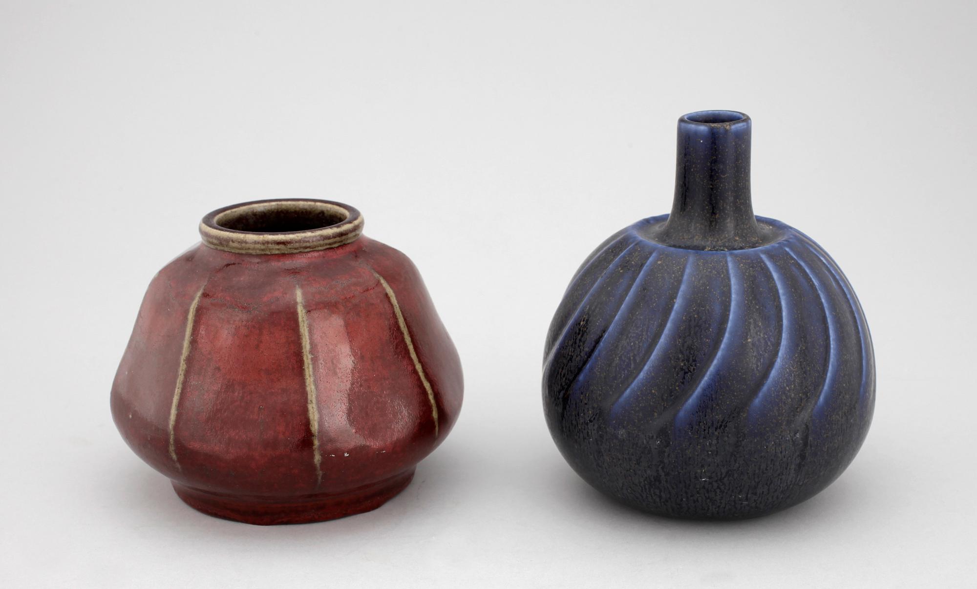 VASER, 2st, stengods. Kåge Gustavsberg resp Patrik Nordström, Den Kongelige Porcelainsfabrik, Danmark. 1900-tal.