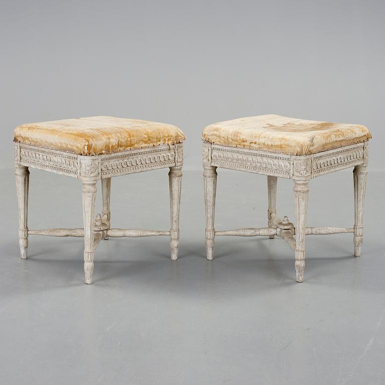 TABURETTER, ett par, gustaviansk stil, sent 1900-tal.