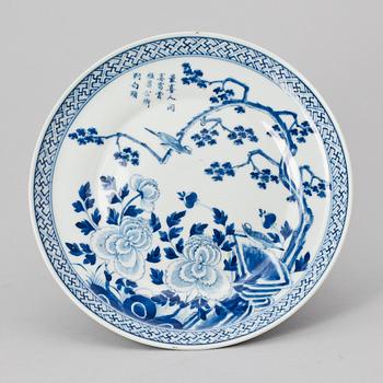 TAZZA, porslin. Sen Qing dynasti, omkring 1900.