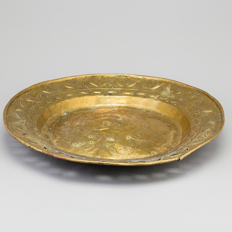 A 17TH CENTURY BRASS DISH.