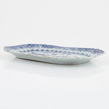 A Chinese blue and white export porcelain dish, Qing dynasty, Qianlong (1736-95).