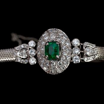 ARMBAND, 18K vitt guld, 1 smaragd 5 x 6 cm, 104 diamanter ca 2,5 ct. Vikt ca 26,7 g.