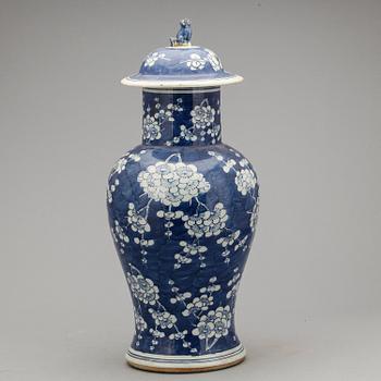 URNA med LOCK, porslin, Kina, 1800-tal.