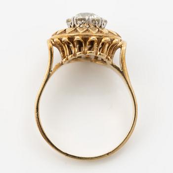 Ring, 14K gold, with an old-cut diamond of approximately 2 ct.