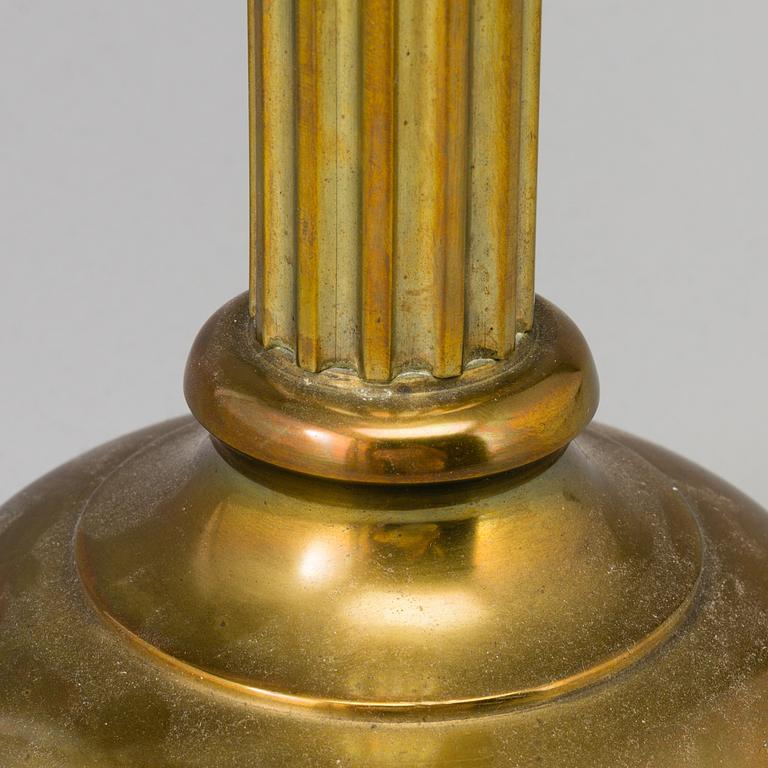FOTOGENLAMPA, mässing, kolonnskaft, vit glaskupa, 1900-talets första hälft.