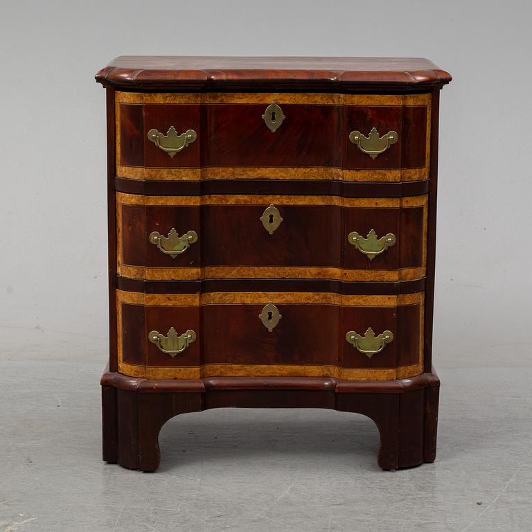 A mid 18th Century late Baroque chest of drawers.