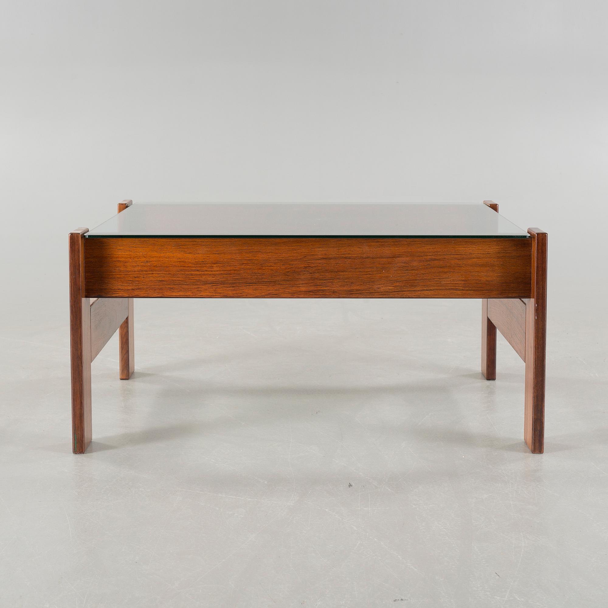 A late 20th century coffee table.