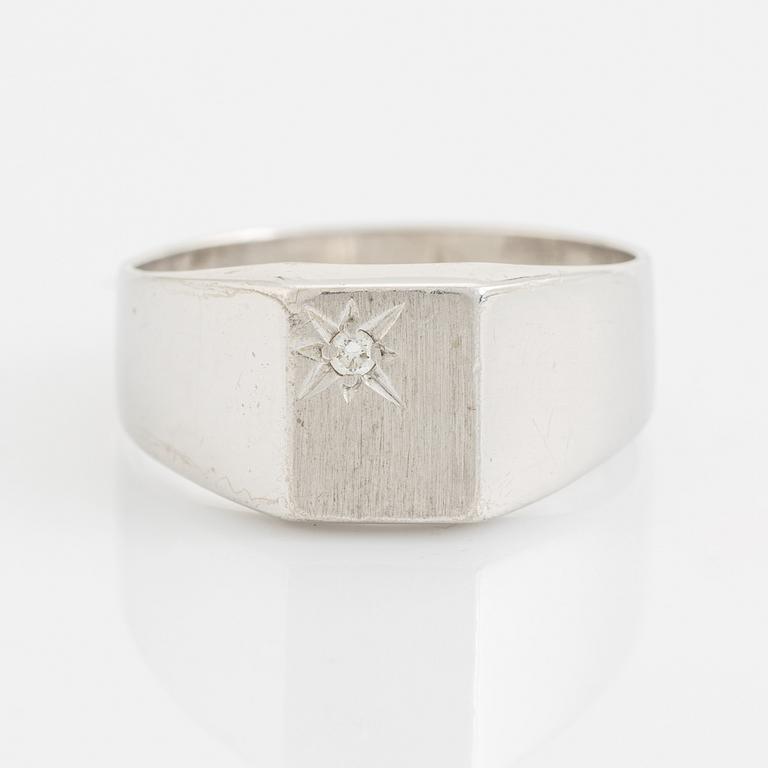 18K white gold and brilliant cut diamond ring.