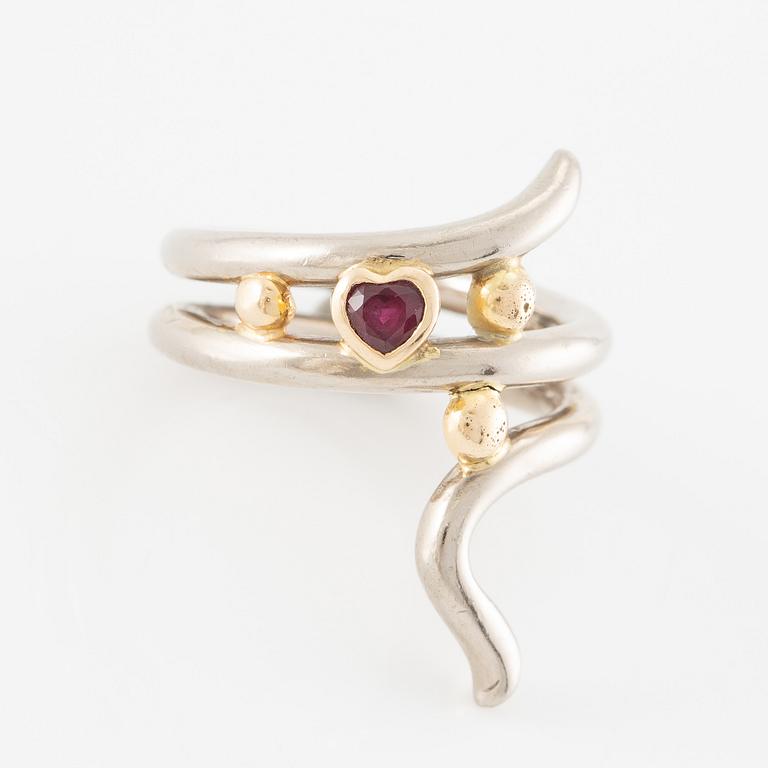Ring, 18K gold with heart-shaped ruby.