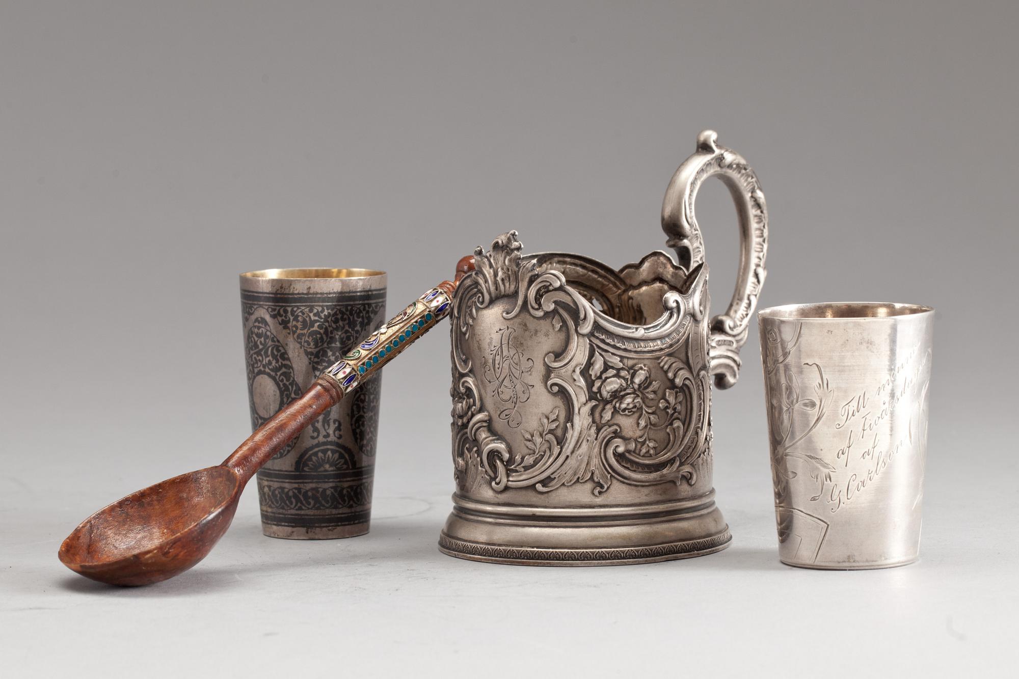 KAVIARSKED, TEGLASHÅLLARE, och VODKABÄGARE, 2 st, silver , Ryssland.