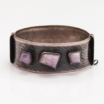 A silver bracelet with amethyst. Vilho Tavilehto, Tampere 1962.