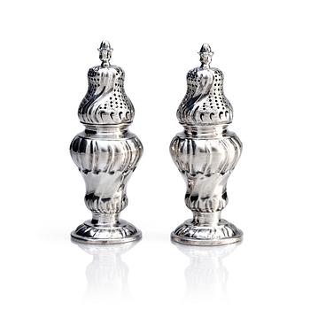 368. A pair of Swedish 18th century silver rococo salt and peppershakers, Eksjö  1761.