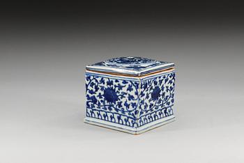 A blue and white Longqing cricket box, Ming dynasty (1567-72).