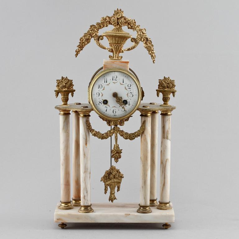 BORDSPENDYL, Louis XVI-stil, omkring 1900.