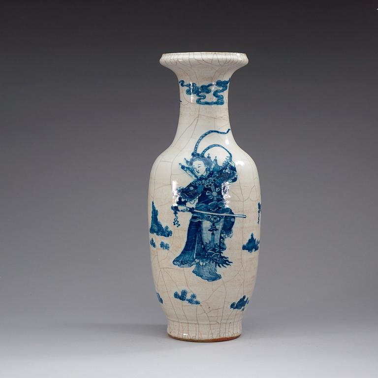 A blue and white ge-glazed vase, Qing dynasty, 19th Century.