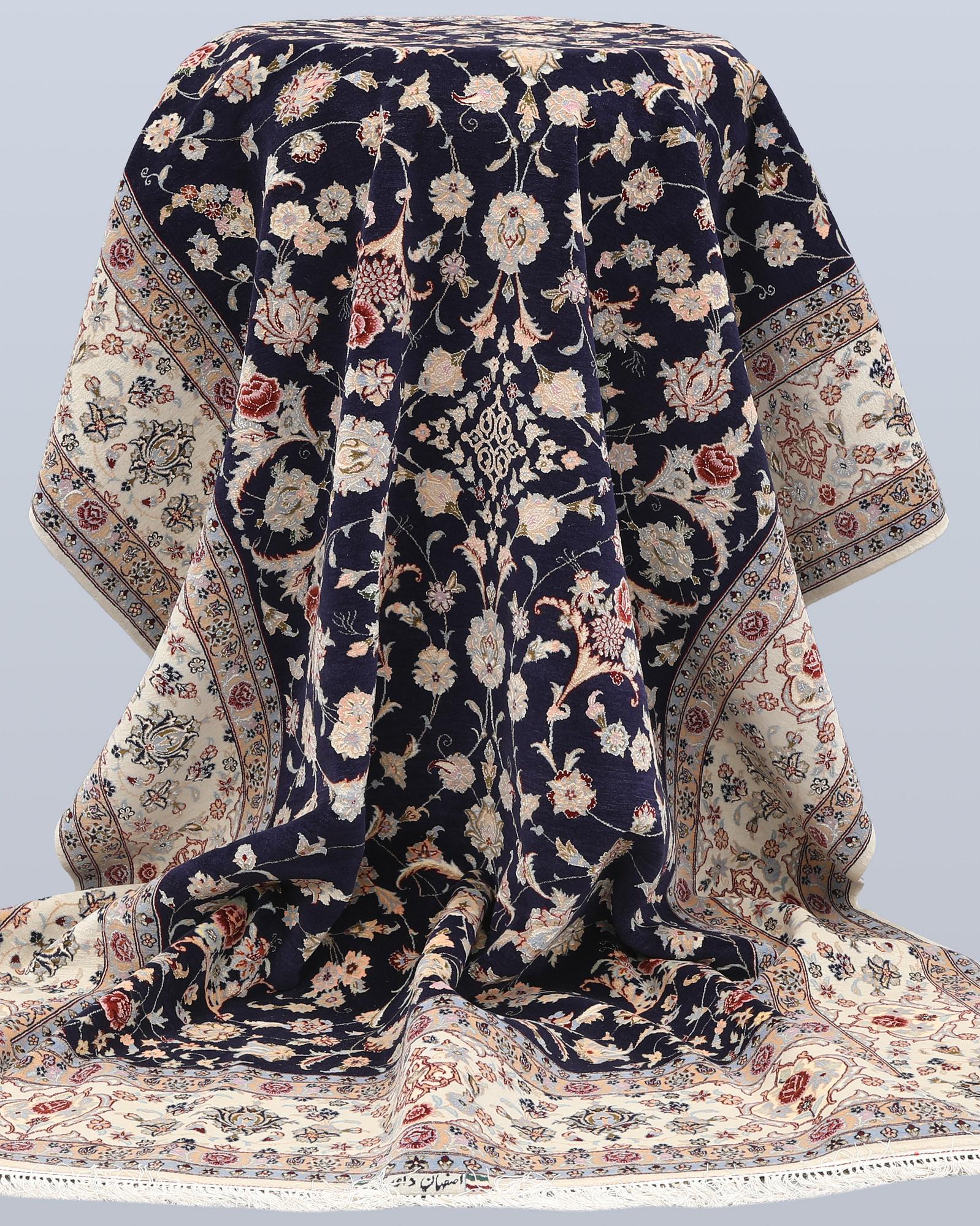 Carpet, Isfahan with silk elements, 300 x 203 cm.