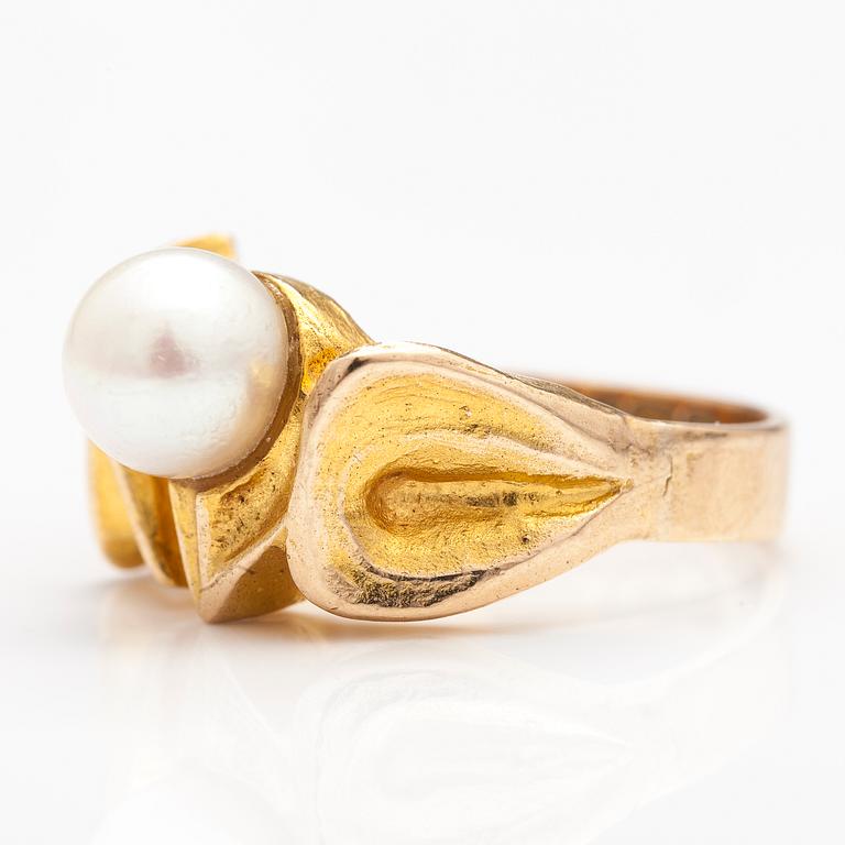 BJÖRN WECKSTRÖM, A 14K gold ring "Lapintaika" with a cultured pearl. Lapponia 1971.