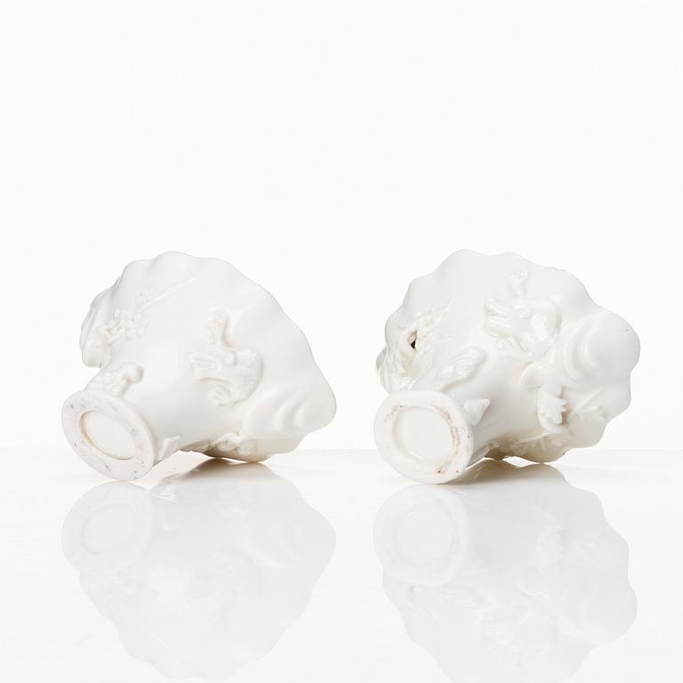 Vinofferbägare, två stycken, blanc de chine. Qingdynastin, Kangxi (1662-1722).