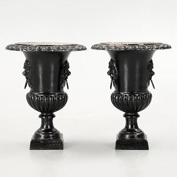TRÄDGÅRDSURNOR, ett par, 1900/2000-tal.
