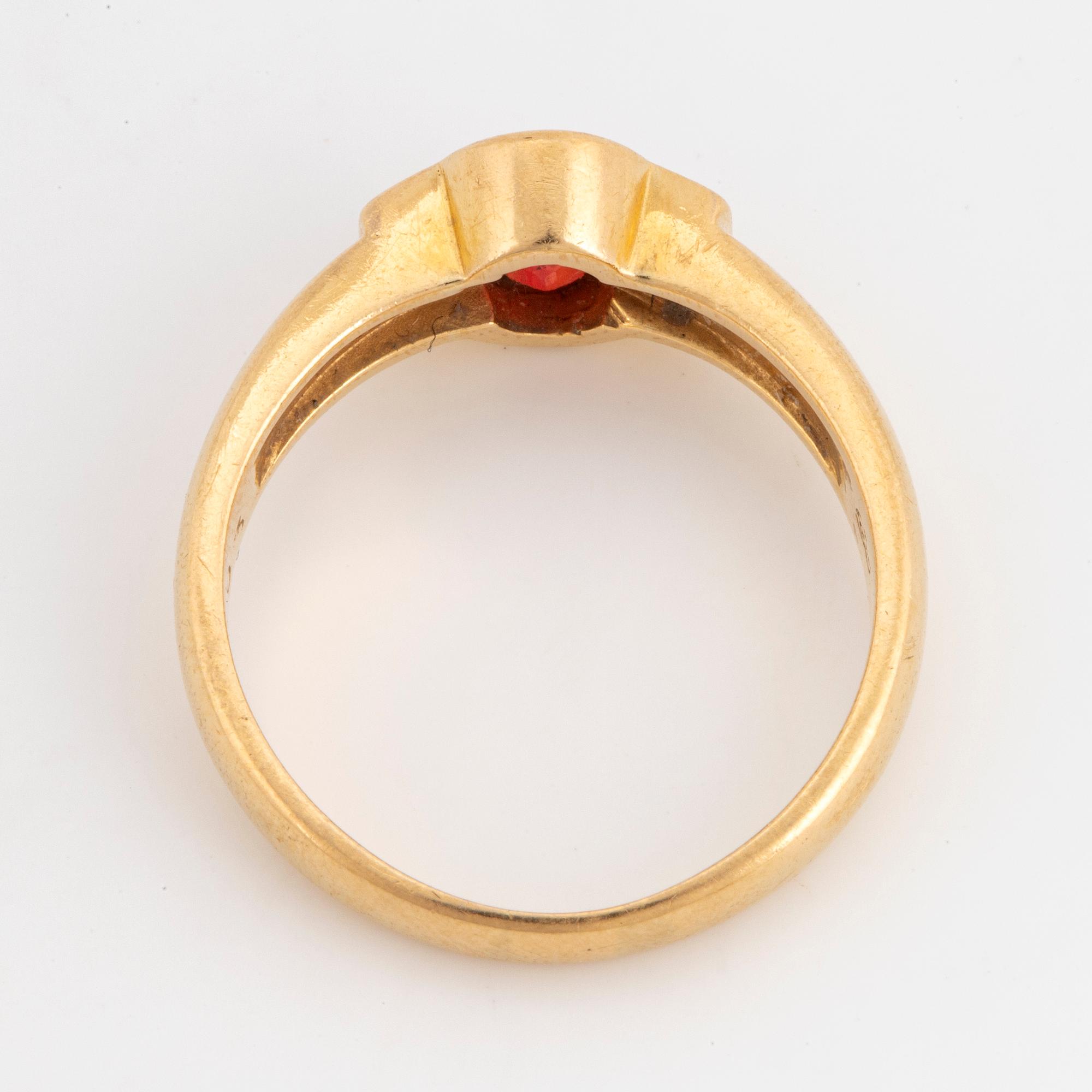 18K gold ring.