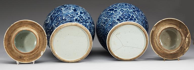 A set of two blue and white jars, Qing dynasty, Kangxi (1662-1722).