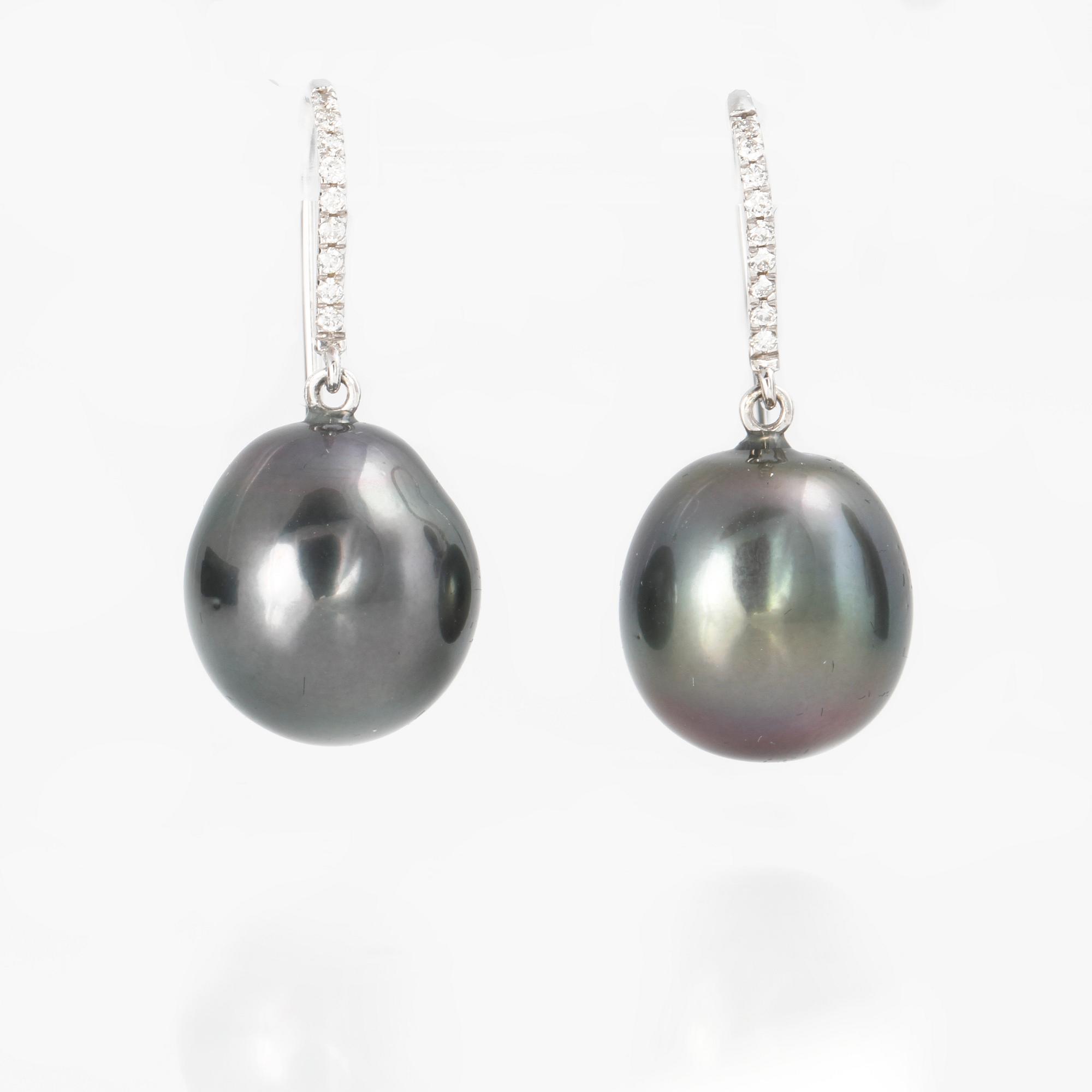 ÖRHÄNGEN, 1 par, med odlade Tahitipärlor och 18 briljantslipade diamanter.