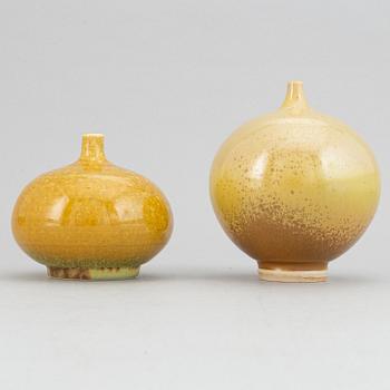 Lasse Östman, a set of four stoneware vases and two bowls.