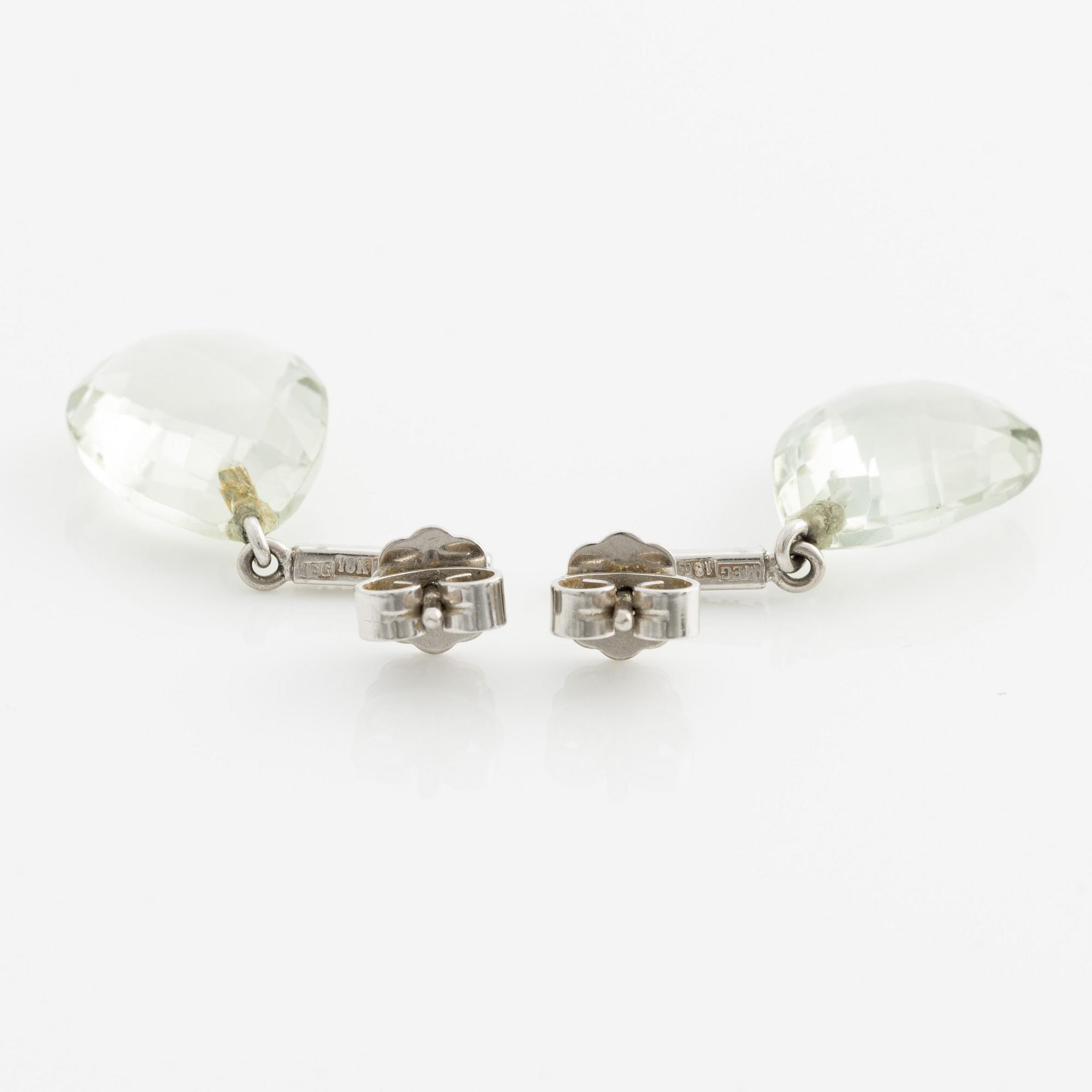 Örhängen, ett par, med checkerslipad prasiolit och briljantslipade diamanter.