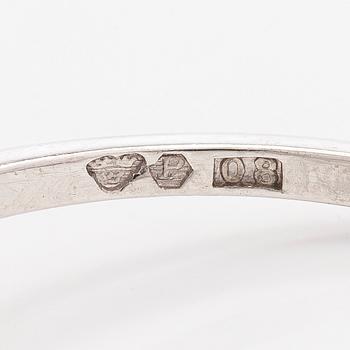 Sormus, platinaa ja briljanttihiottu timantti.