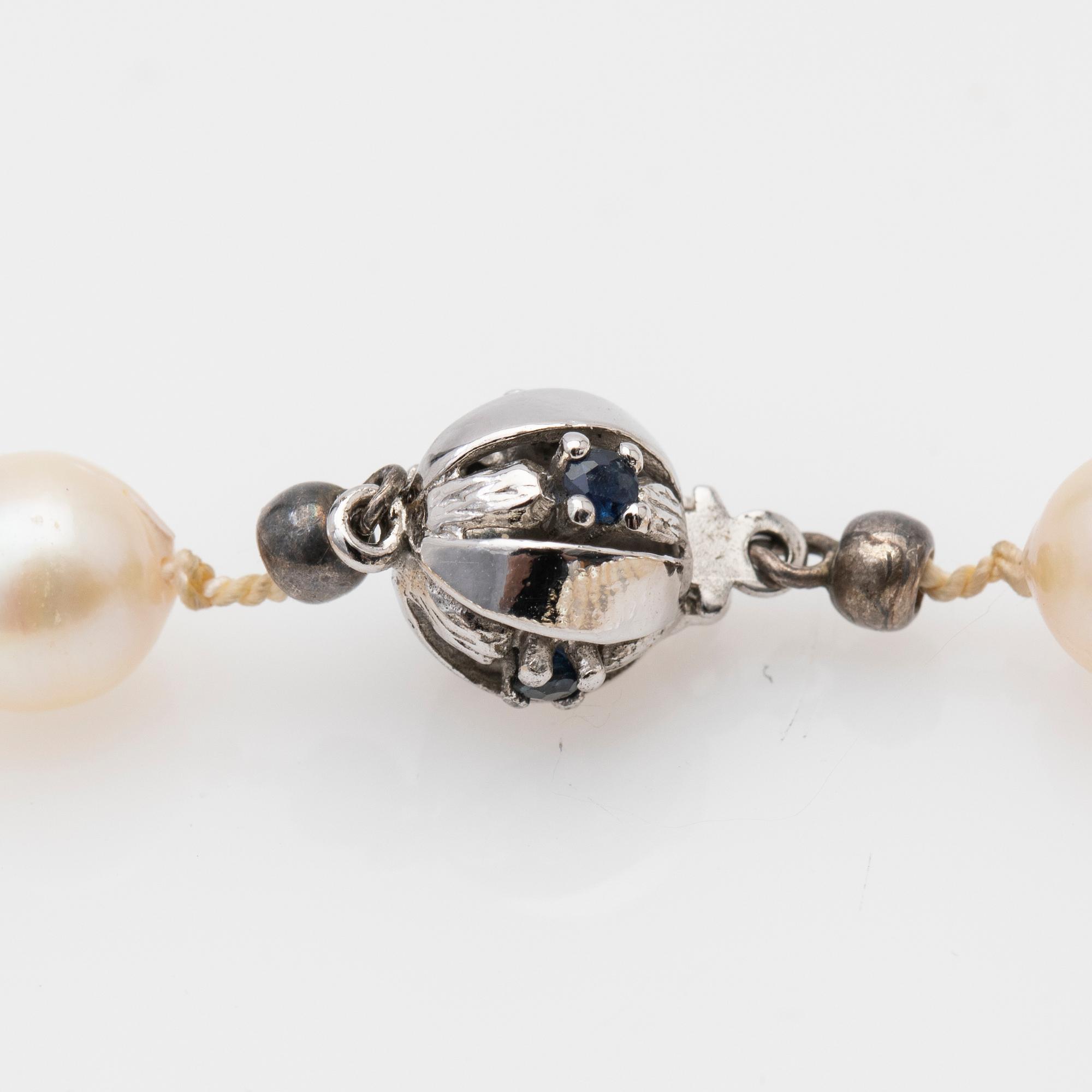 Pearl bracelet, clasp in silver with stones.