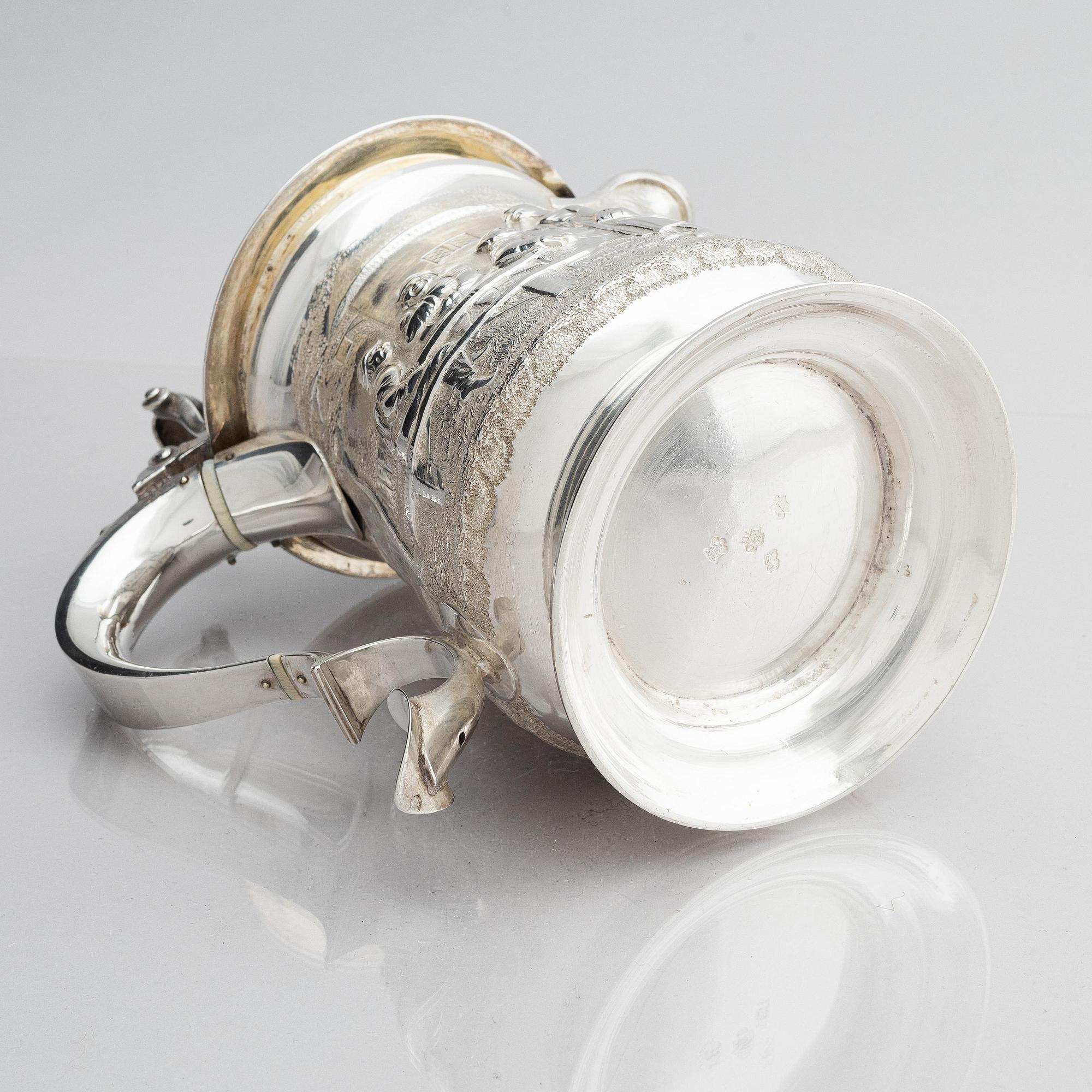 Richard Gurney & Co, dryckeskanna/presentationstrofé med lock, silver, London 1752.