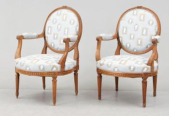 KARMSTOL, ett par, gustaviansk stil, 1900-talets första hälft.