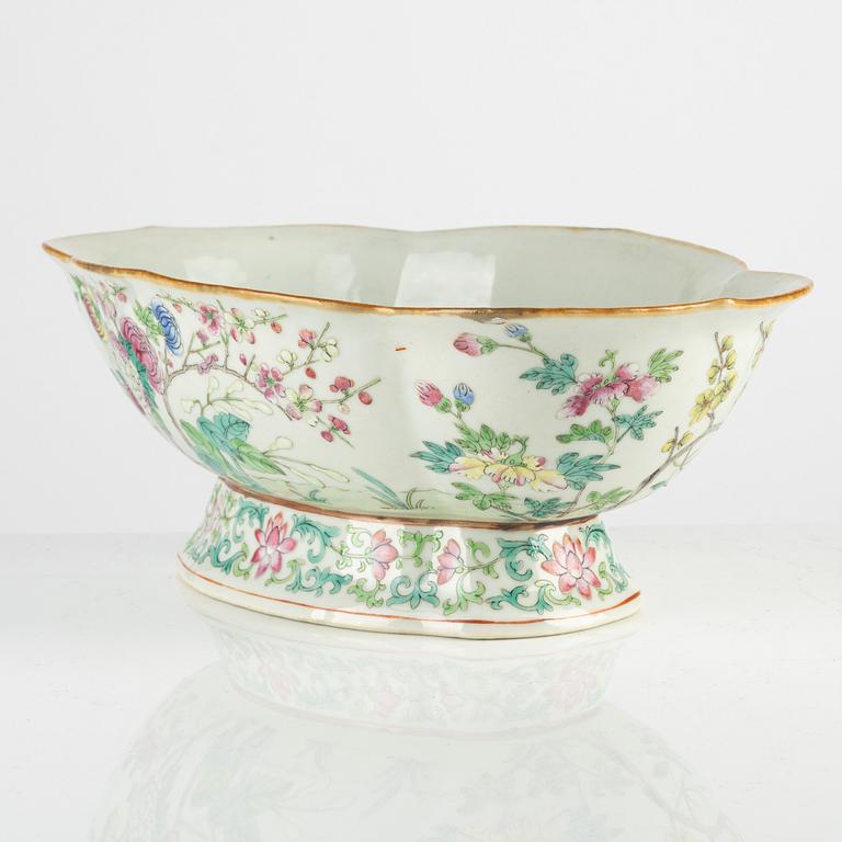 A Chinese famille rose serving dish, Qing dynasty, 19th century.