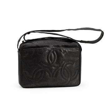 629. CHANEL, a black caviar leather shoulder bag.
