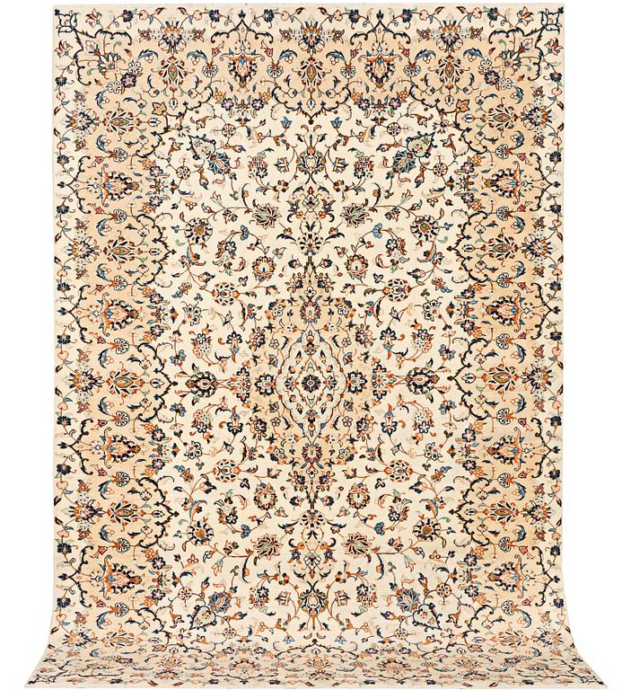 A Kashan carpet, a. 305 x 195 cm.