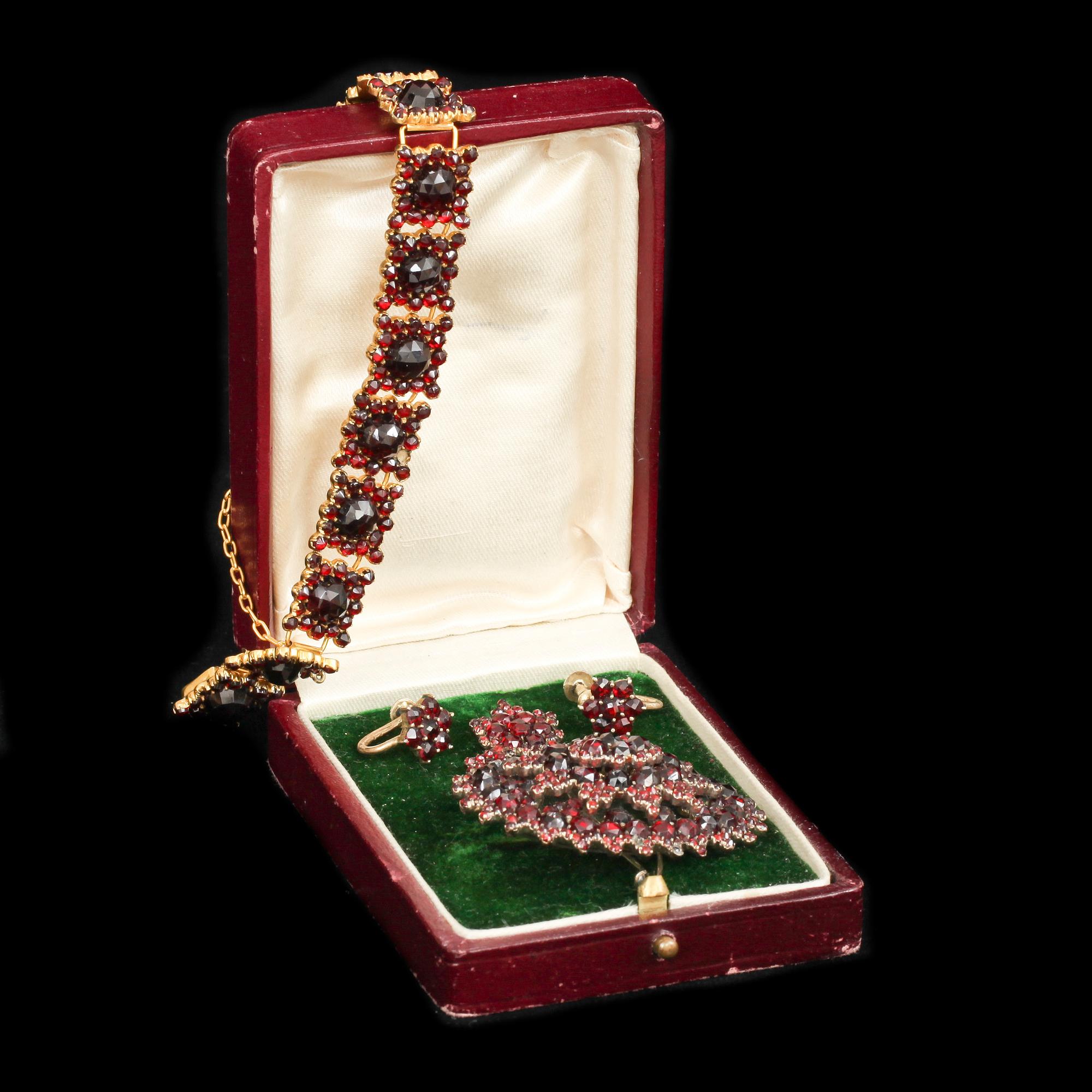 GARNITYR, 5 delar. Förgyllt silver med granater. 1800/1900-tal.