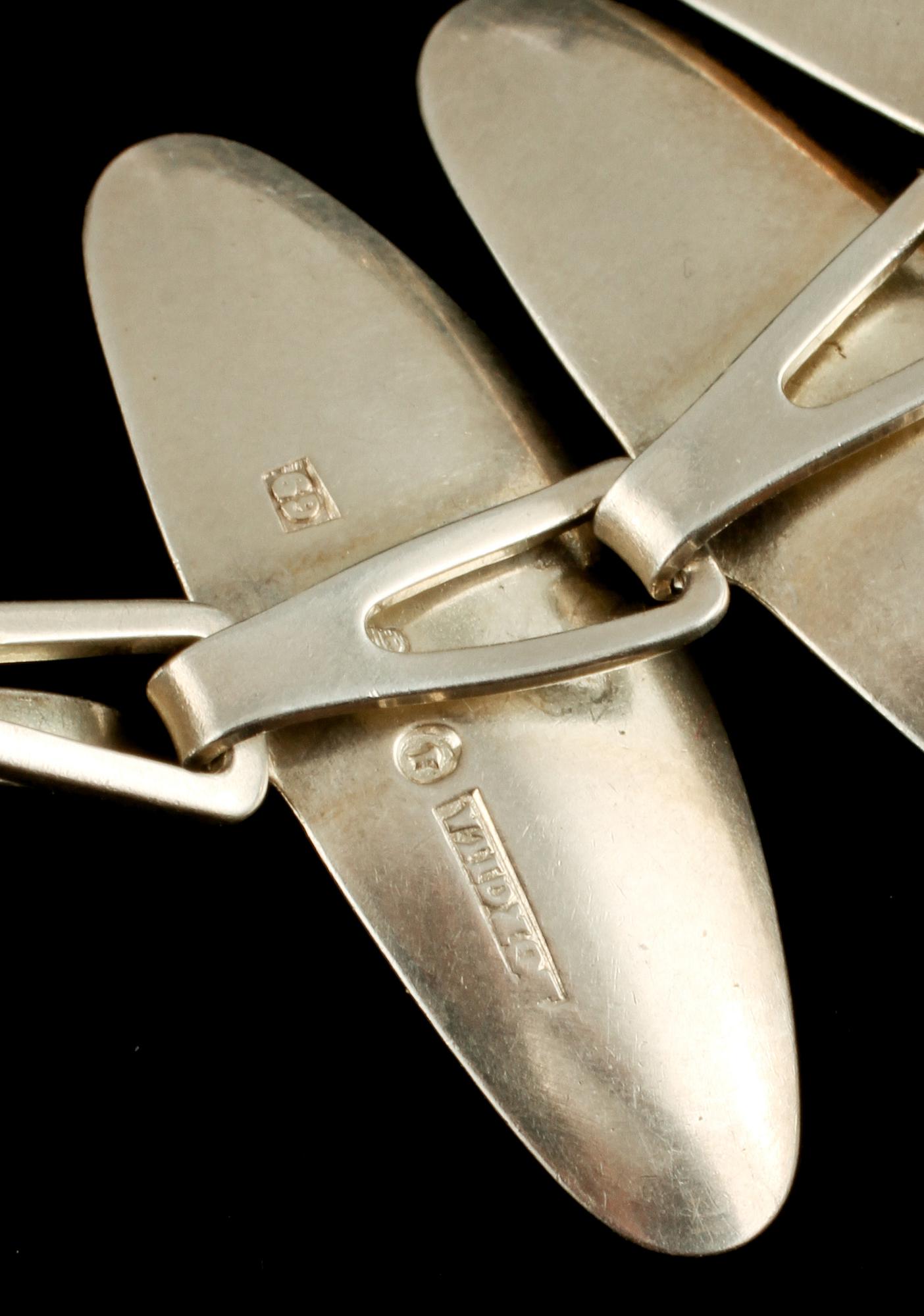 COLLIER, silver samt grön emalj, Atelier Borgila, Stockholm, 1957. Vikt 84 g.