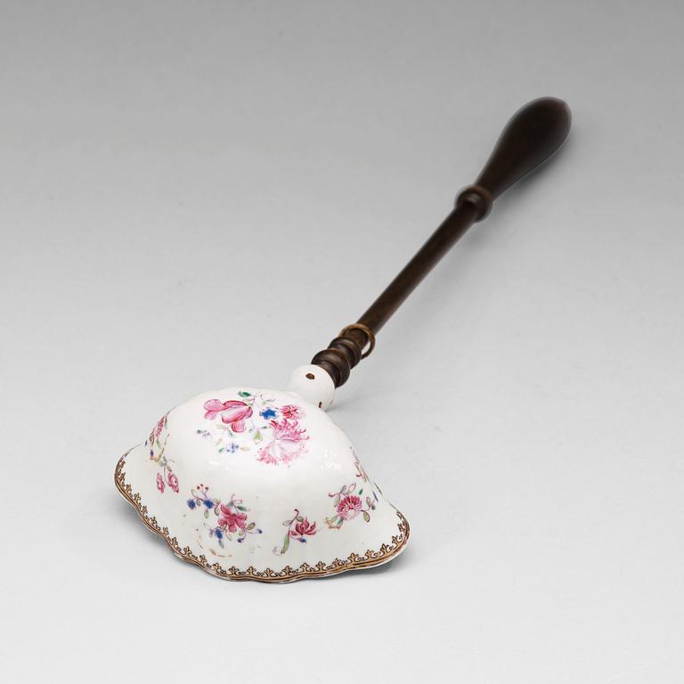 A famille rose spoon, Qing dynasty, Qianlong (1736-95).