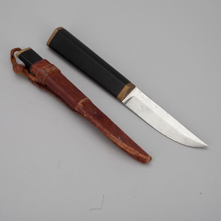 PUUKKO-KNIVAR, 2 st, rostfritt stål, nylon och mässing, Tapio Wirkkala, Hackman Finland, formgiven 1961.