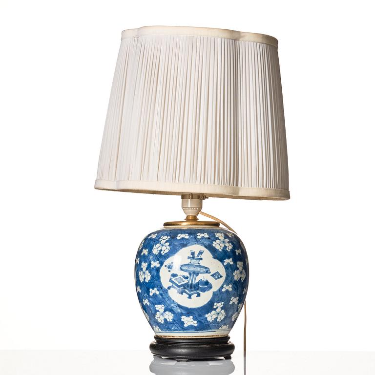 A blue and white jar mounted as a lamp, Qing dynasty, 18th Century.