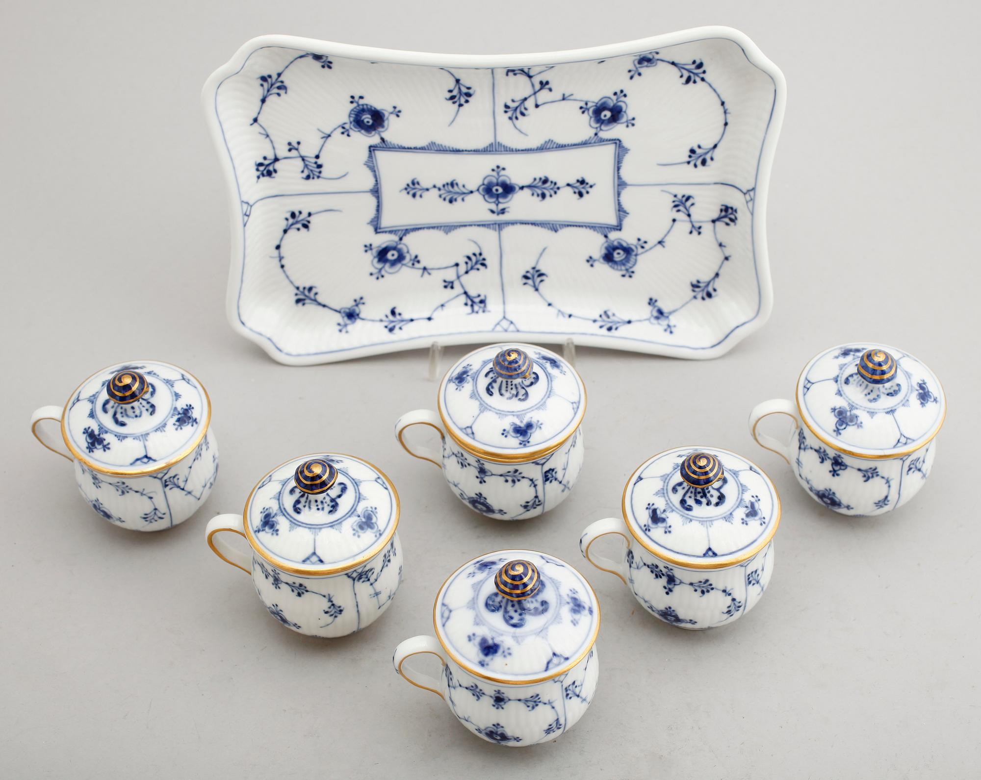 CREMEKOPPAR MED LOCK, 6 st samt BRICKA, porslin, Royal Copenhagen.