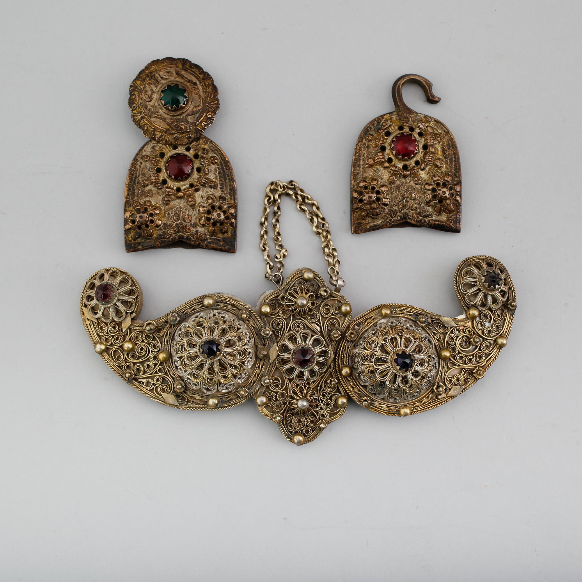 DRÄKTSPÄNNEN, 2 st, allmoge, sannolikt Norge, 1800-/1900-tal.