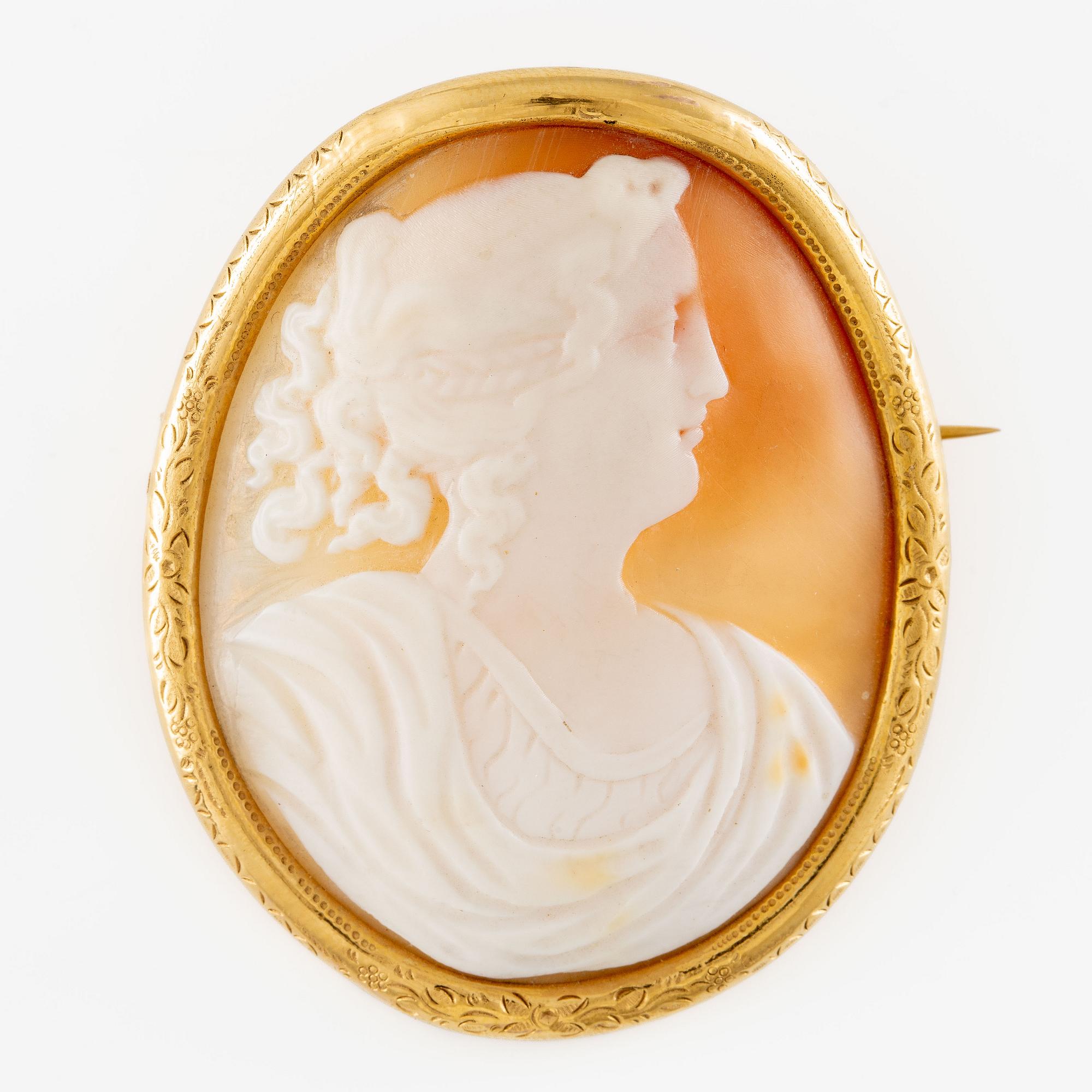 Brooch 14K gold with a shell cameo.