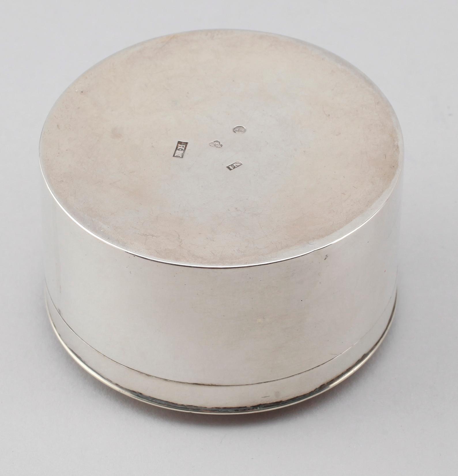 LOCKDOSA, silver, Mattias Helén, Västervik 1843. Vikt ca 96 gram.